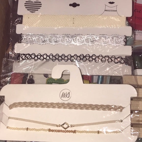 Large Flat Rate Box 26 New Items For the Ladies - Picture 11 of 16